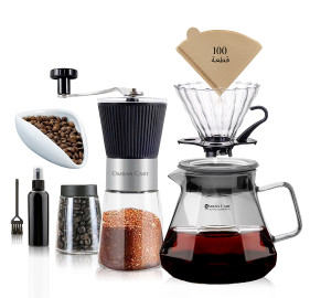 طقم قهوة V60 من أمران كارت – 8 قطع: سيرفر رمادي، مطحنة، قمع V60، فلتر بني، علبة بن، صينية سيراميك، بخاخ ترطيب